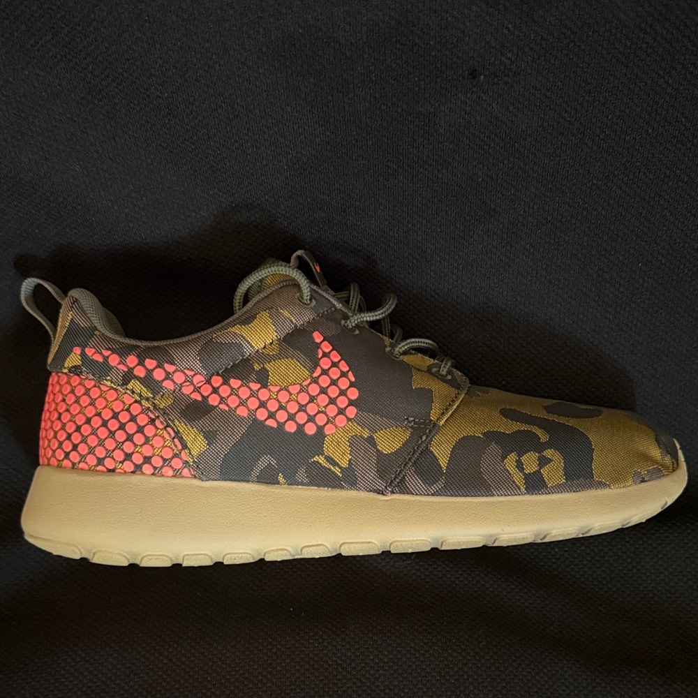 Nike roshe one sneakers , atomic pink and camo print - Picture 4 of 7